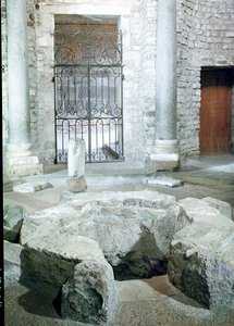Interno del battistero ottagonale della cattedrale da Paleo Christian